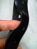 ベルトの表と裏の革が接着のみで縫い付けられていないタイプはこのように剥がれてきます。