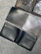 財布正面の革に刻印などが入っている場合は、残念ながら修理後は刻印のない、似た色の革を取り付ける事になります。